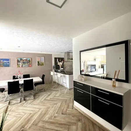 Mit Pool Villa Siegburg